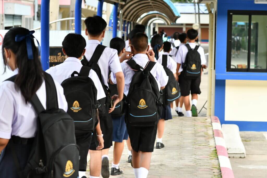 เดินทางไปโรงเรียน 